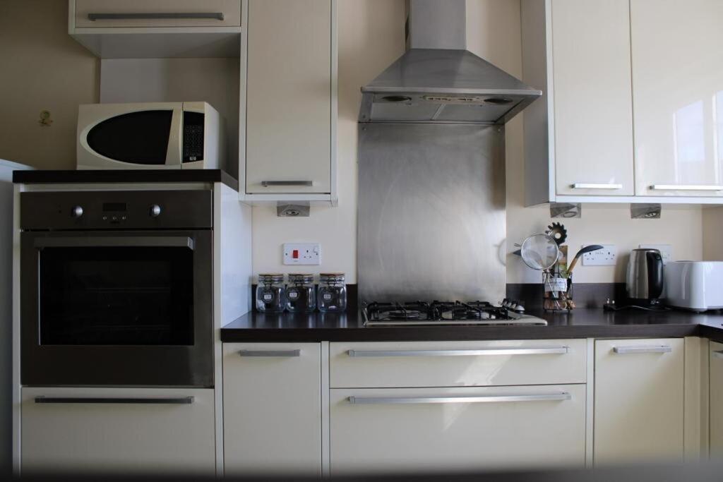 Two Bedroom Apartment, Free Parking, Close To Uclan And Free Wifi เพรสตัน ภายนอก รูปภาพ